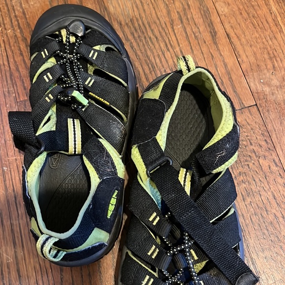 Keen. Big kids size 5. Water shoe. Hiking. - Picture 8 of 8